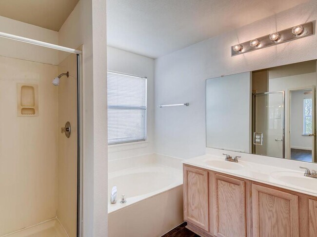 Building Photo - 200 Buttercup St