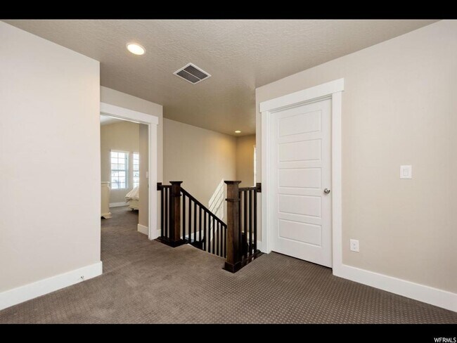 Building Photo - Great Daybreak Home Available March 1!