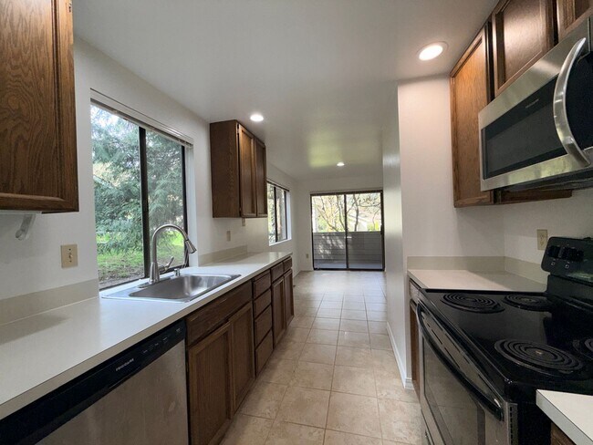 Building Photo - 2Bd/2Ba Redmond Duplex