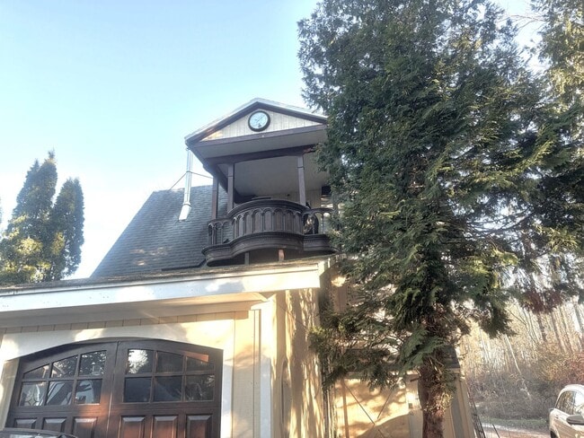 Building Photo - Renovated Spectacular Lakefront Carriage H...
