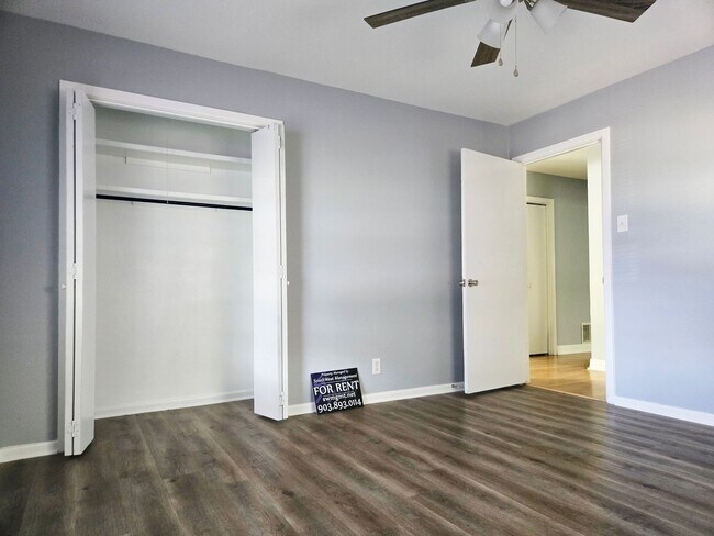 Building Photo - 3/2/2 in Quiet Sherman Neighborhood Near F...