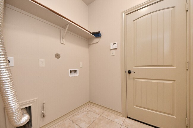 Building Photo - 2414 Argos Dr