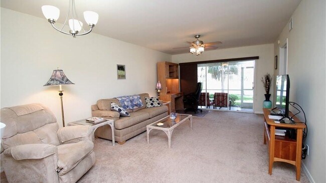 Building Photo - 273 Robin Hood Cir