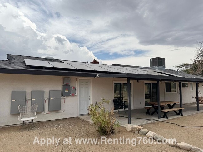 Building Photo - Modern & Updated Home With Solar!