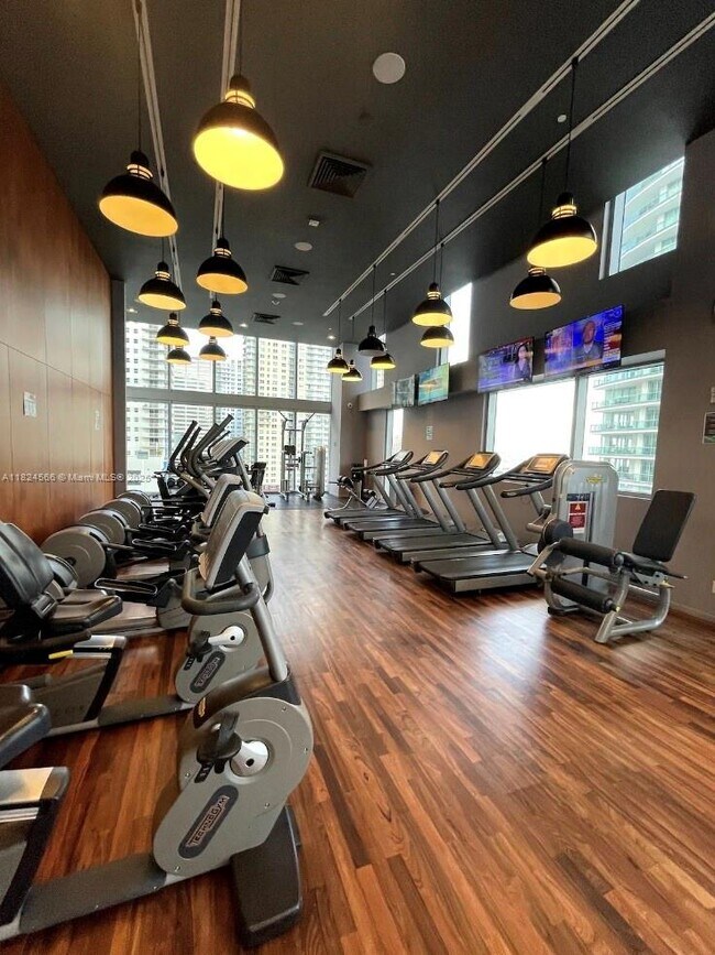 Building Photo - 1300 Brickell Bay Dr