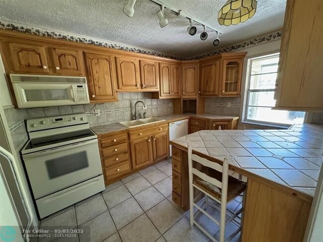 Building Photo - 3008 NW 69th Ct