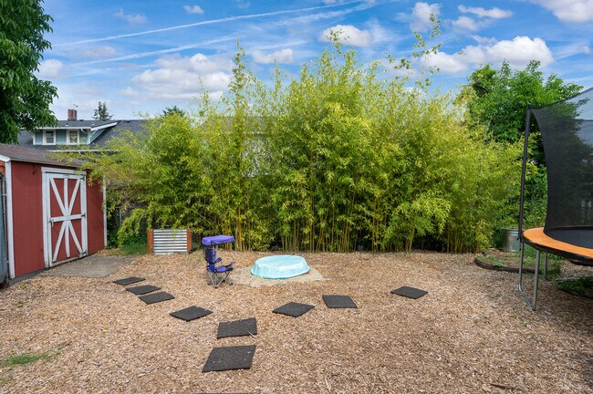 Building Photo - 1040 NE 78th Ave