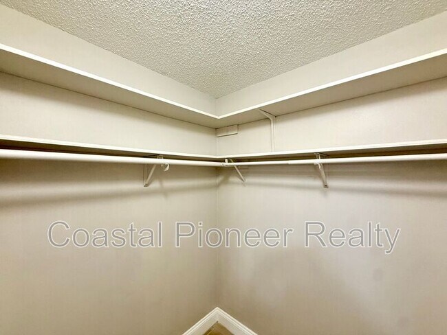 Building Photo - 7048 Hollowell Dr