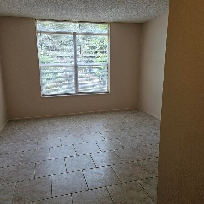 Building Photo - 3690 Inverrary Dr