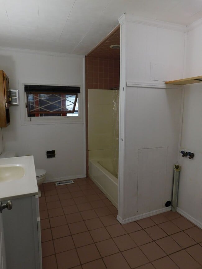 Building Photo - 240 Dogwood Dr