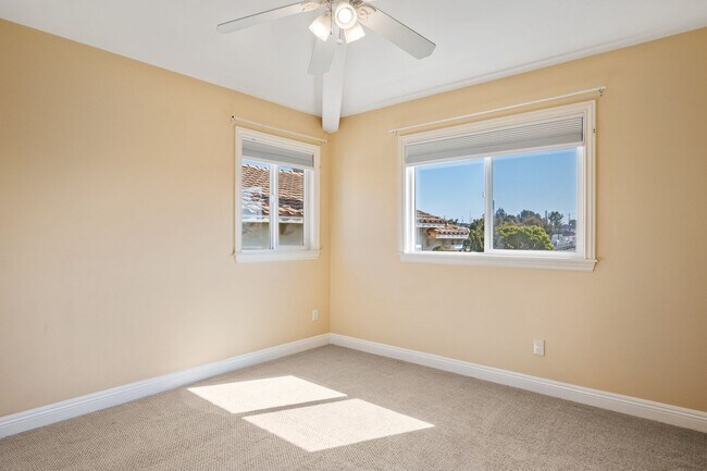 Building Photo - Spacious detached townhome available in So...