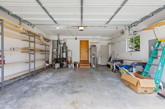 Building Photo - 2535 Jones Ave NE