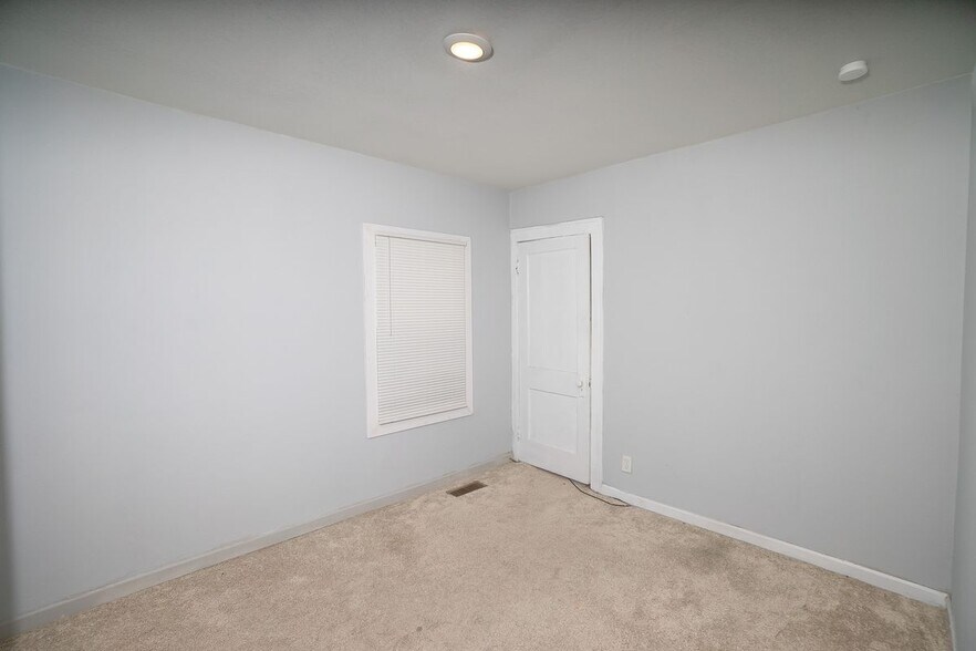 Building Photo - 6074 Tarnow St