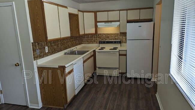 Building Photo - 6071 In the Pines Dr SE