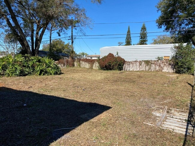 Building Photo - 2613 Drake Dr