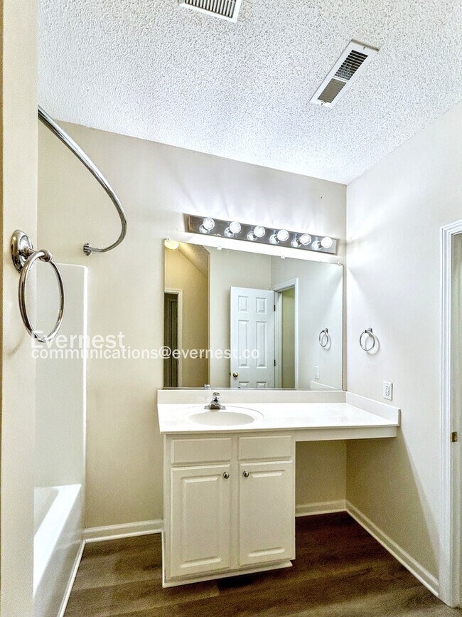 Building Photo - Spacious 3 Bedroom Home in High Point / Up...