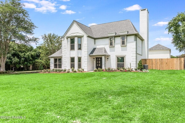 Building Photo - 206 Country Club Dr