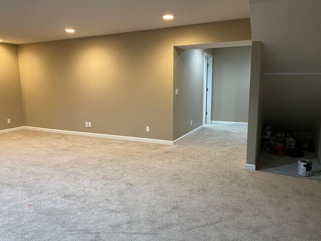 Building Photo - Gorgeous Elkhorn 4 Bed 3 Bath Home!