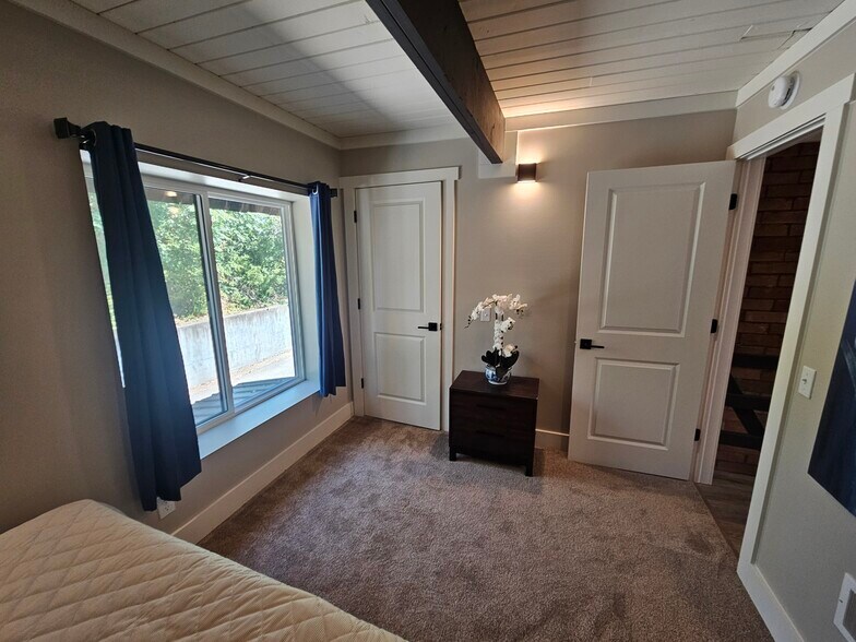 Building Photo - 2772 University Ave