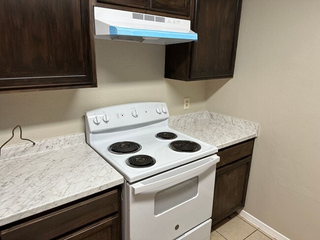 Building Photo - REFRESHED HALF DUPLEX IN IRVING!!