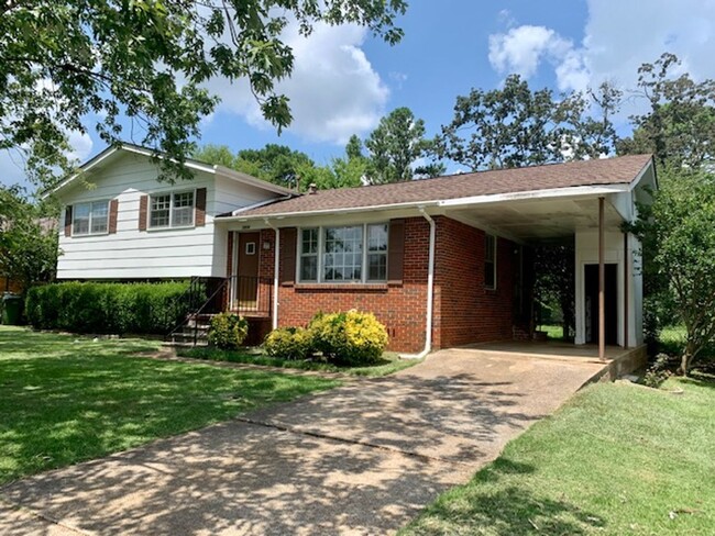 Building Photo - THREE BEDROOM/TWO BATH SPACIOUS HOME - CON...
