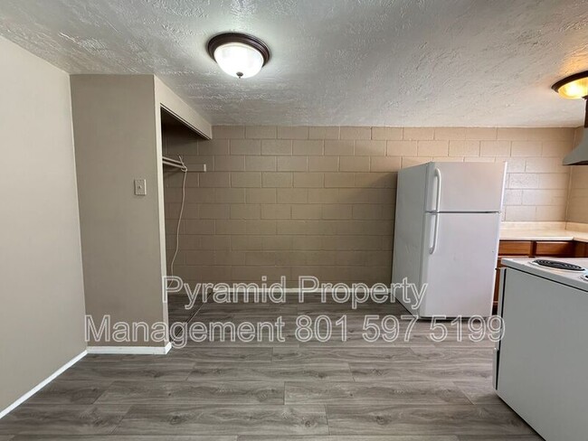 Building Photo - 805 S Cheyenne St