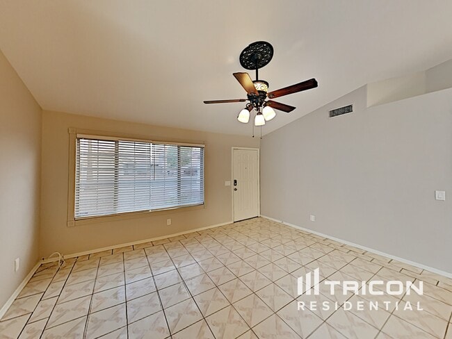 Building Photo - 423 E Laredo St