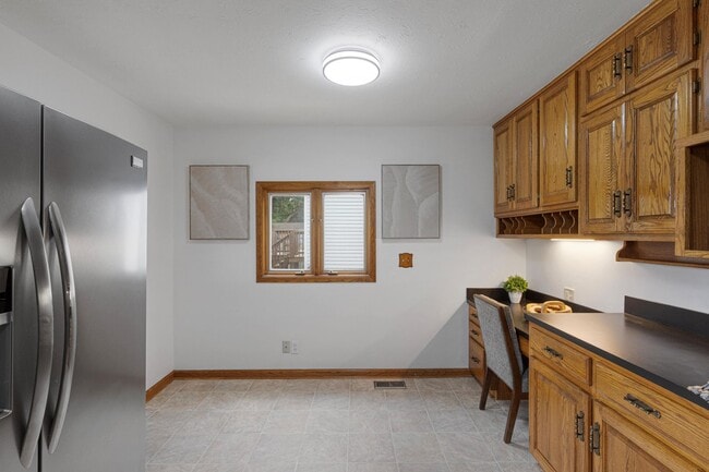 Building Photo - Split-Entry Home in La Vista! This 3-bedro...