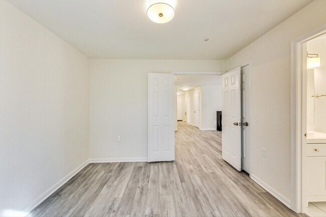 Building Photo - Beautiful - Ground Floor 3/2 condo in CROWN FARM