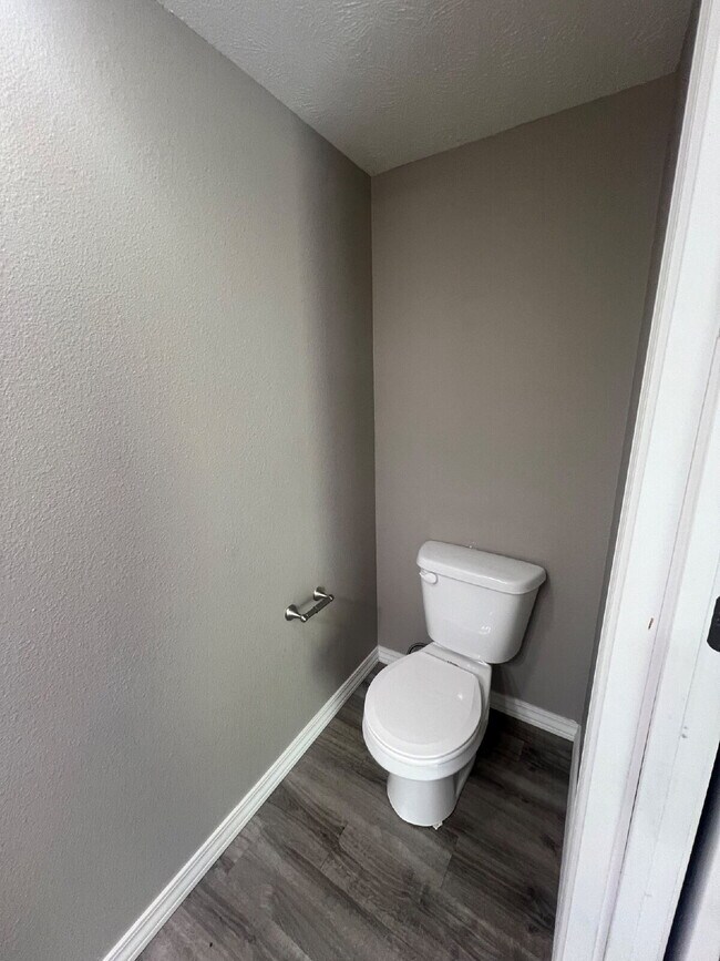 Building Photo - Cute town house with lawncare included!