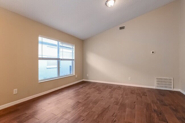 Building Photo - 13621 Meadowpark Ave