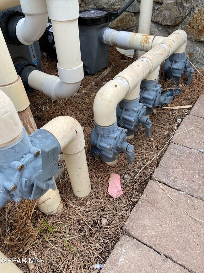 Building Photo - 6721 El Parque Dr