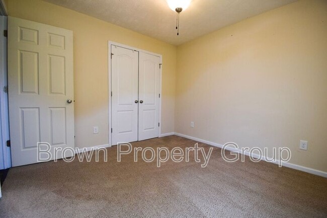 Building Photo - 494 Hogart St