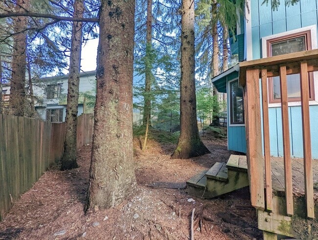Building Photo - Backloop Sgl Fam Home, 3BD/2BA, Pet Friendly, 2 Car Garage