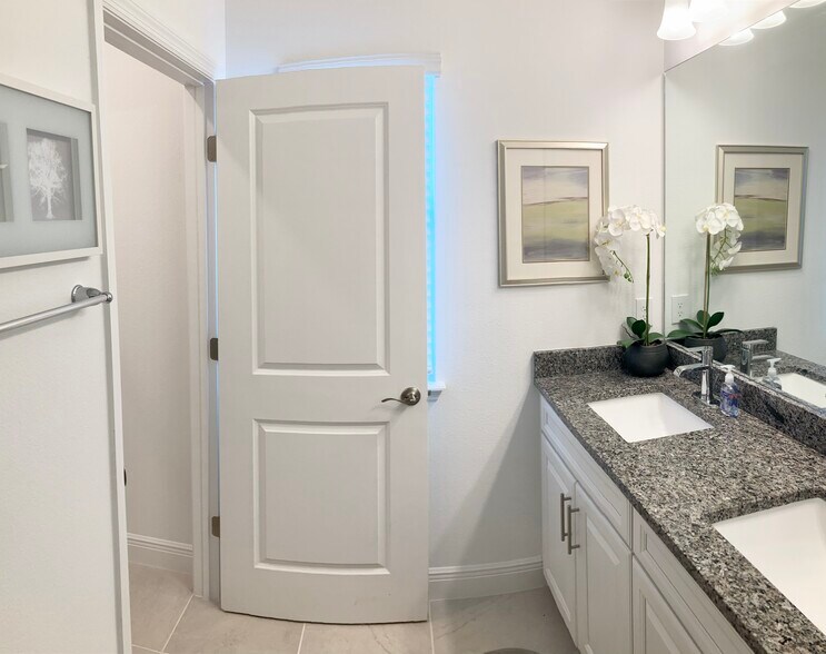 Building Photo - 15098 Lebeau Loop