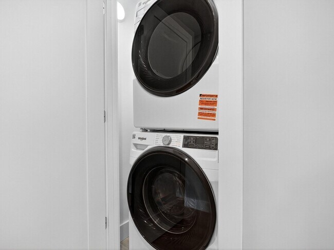 Building Photo - 551 E 7th St