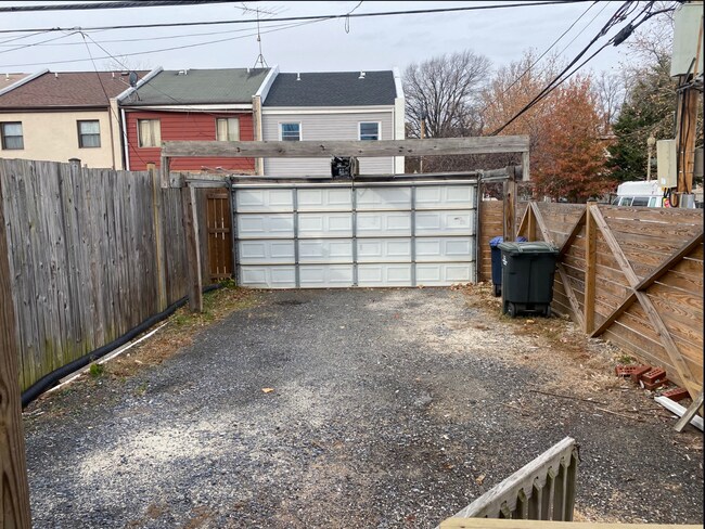 Building Photo - Available Now!  // 3bedroom 2.5 bathroom C...