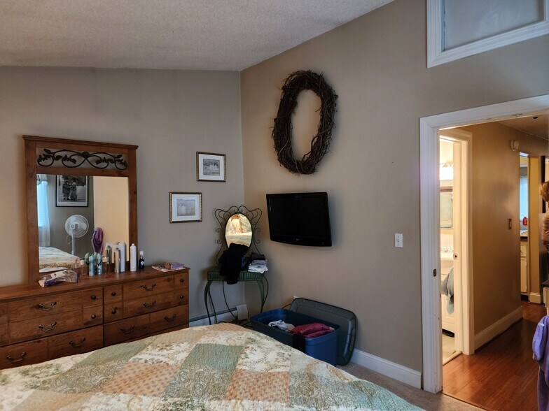 Building Photo - 220 Main St