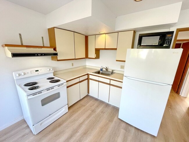 Building Photo - South Kihei 2 Bedroom / 1 Bathroom Unfurnished downstairs unit  - Peekaboo Ocean View