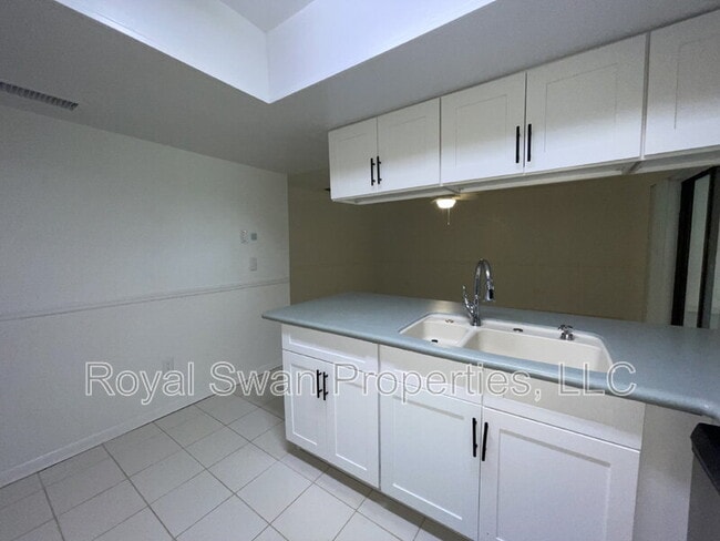 Building Photo - 222 Lakeview Dr