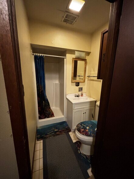 1.75 bath - main floor. - 829 W 5th Ave