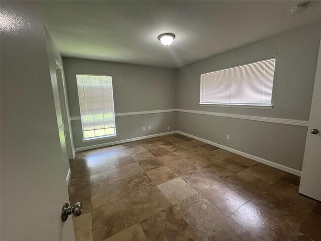 Building Photo - 2402 Fawnwood Ln