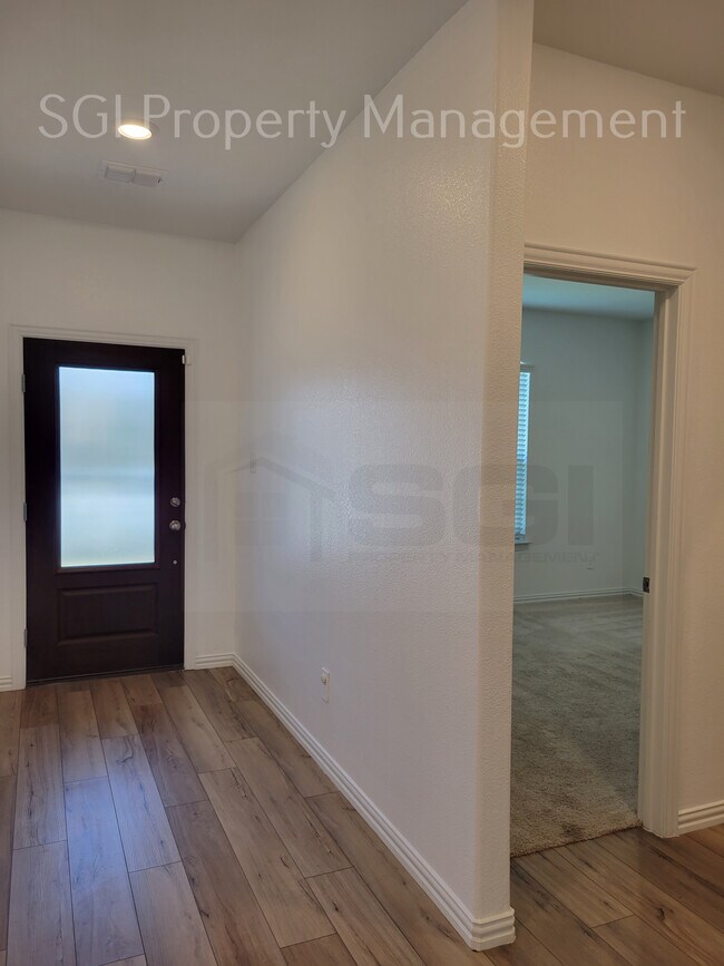 Building Photo - 3805 Thomas Plns Dr