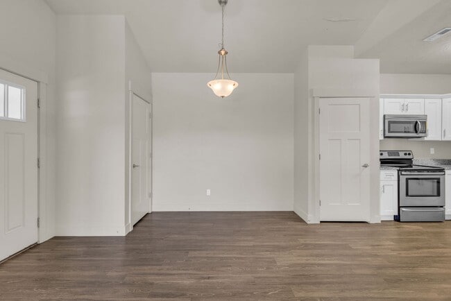 Building Photo - 1051 500 E