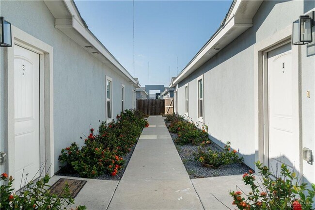 Building Photo - 309 W St Helena Ave