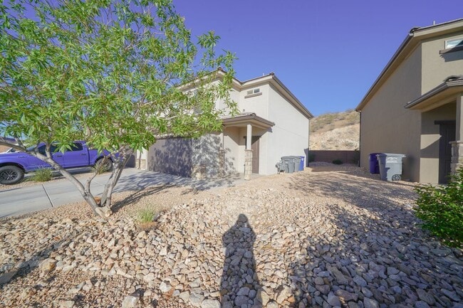 Building Photo - Spacious Townhome for Rent – Prime Location!