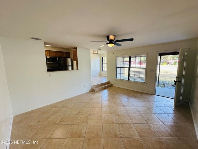 Building Photo - 1904 Delaroche Dr W