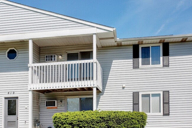 Building Photo - 2 BED 1 BATH UPPER LEVEL APARTMENT