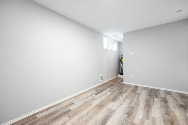 Building Photo - Renovated Basement level unit - West Linn, OR