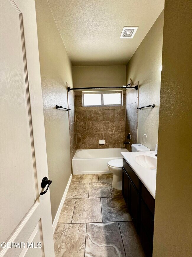 Building Photo - 3133 Clearbrook